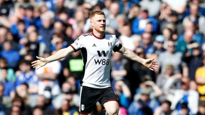 Harrison Reed, meia do Fulham com a camisa 6, em ação na Premier League 2025/2026