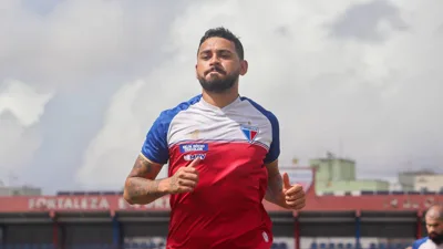Ruivo Felipe, meia do Fortaleza EC de camisa 6, em ação durante partida do Brasileirão Série A 2026