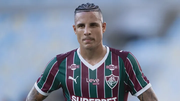 Guilherme Arana com a camisa 13 do Fluminense em partida do Brasileirão Série A 2026