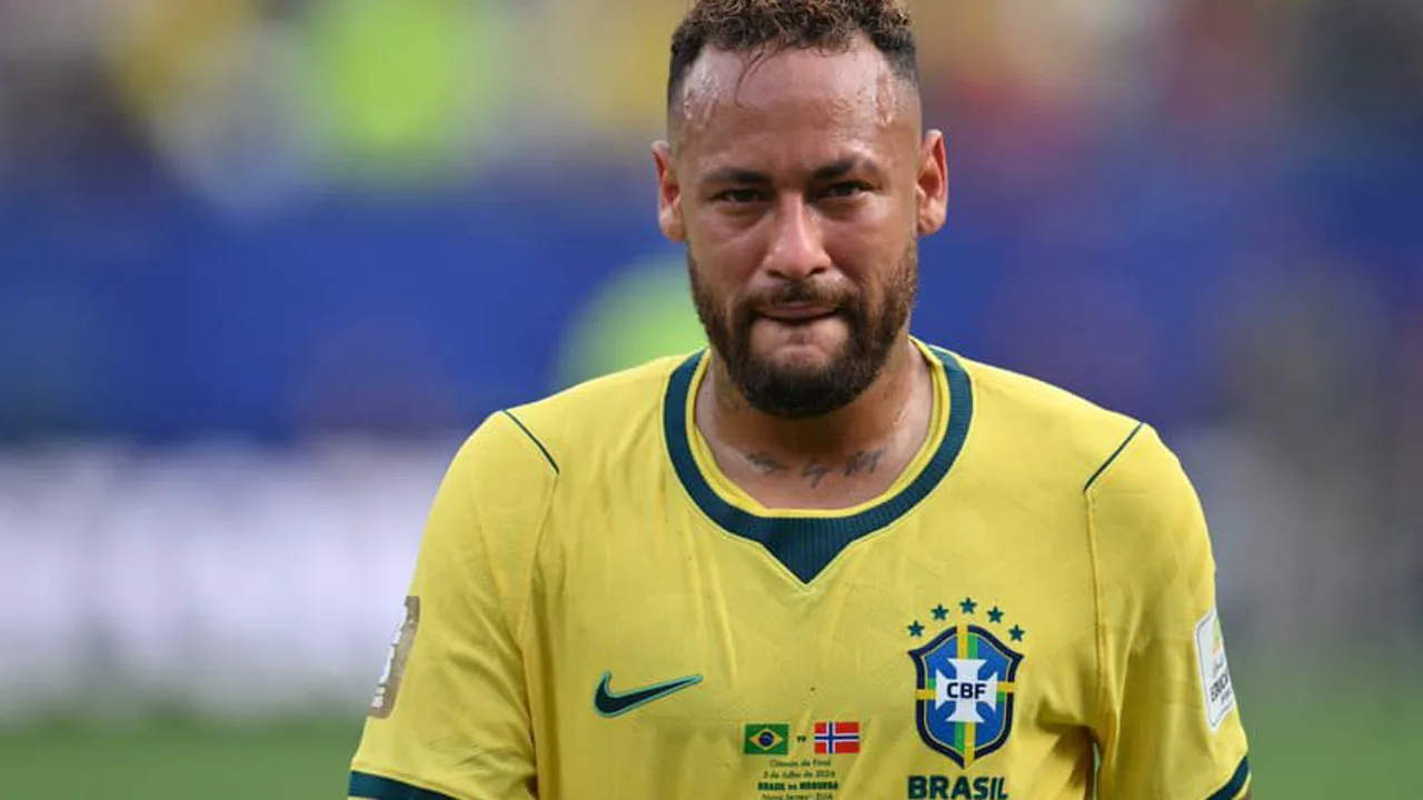 Neymar aquecendo no banco de reservas durante Brasil x Noruega nas oitavas da Copa do Mundo 2026