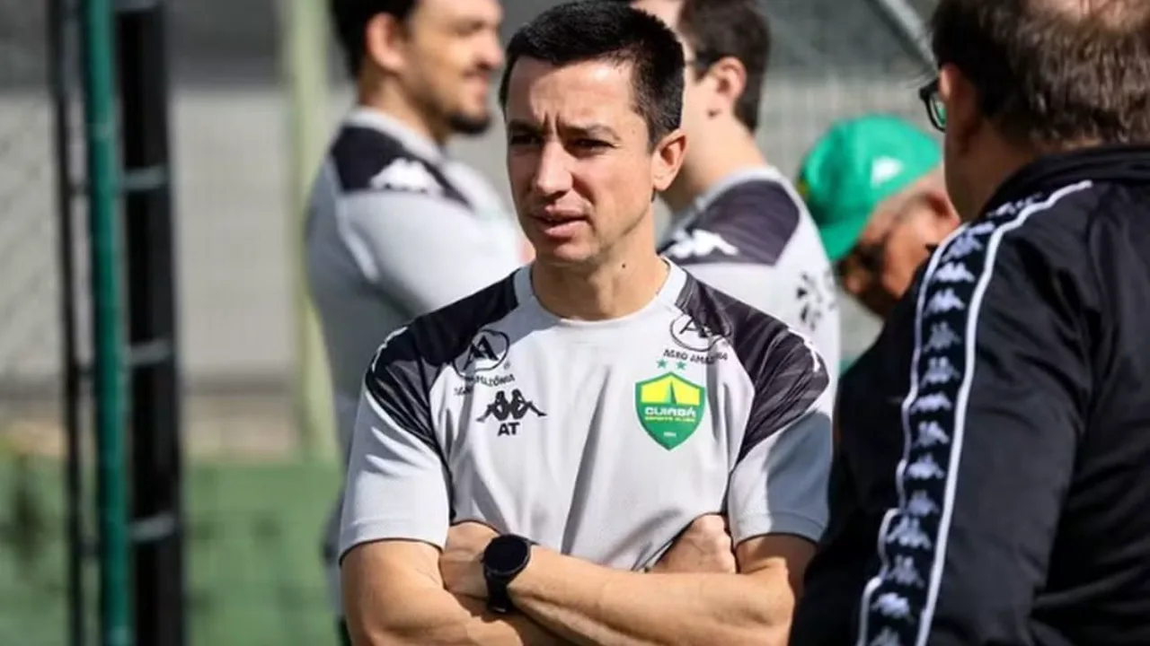 Eduardo de Barros, treinador do Cuiabá, no banco de reservas durante partida do Brasileirão Série A 2026