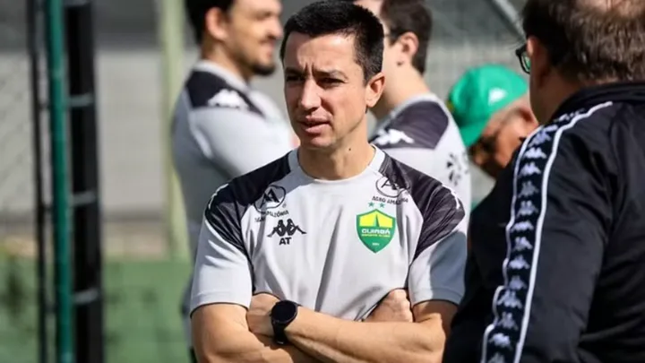 Eduardo de Barros, treinador do Cuiabá, no banco de reservas durante partida do Brasileirão Série A 2026