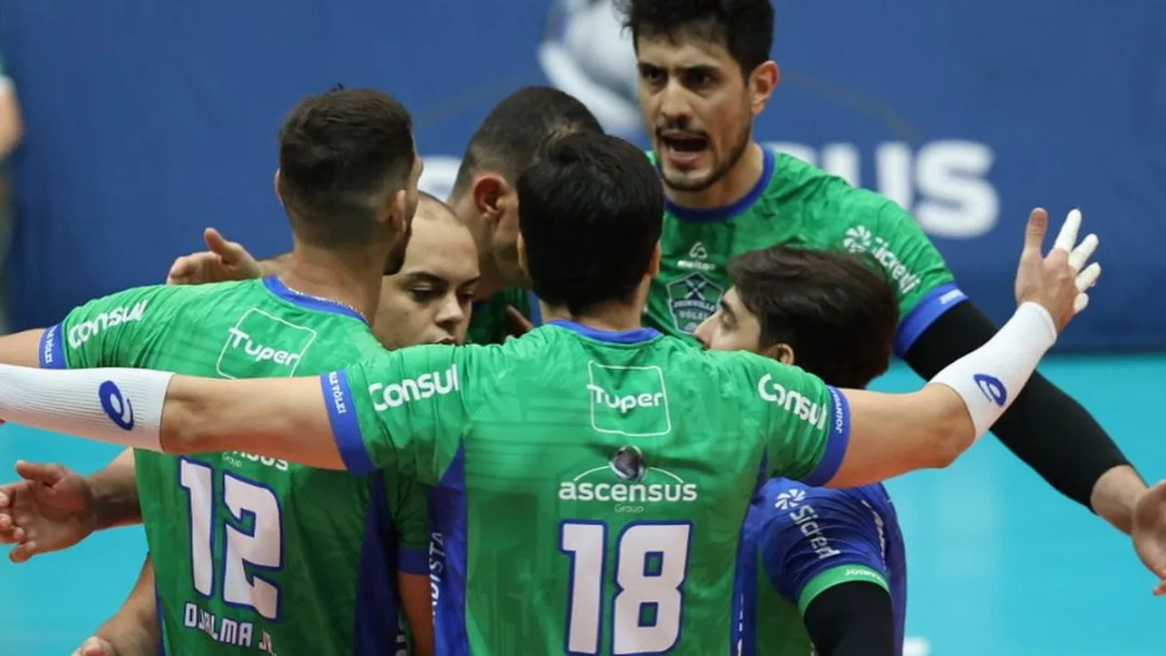 Jogadores do Suzano Volei comemoram vitória por 3x2 sobre o Joinville na Superliga Masculina em janeiro de 2025