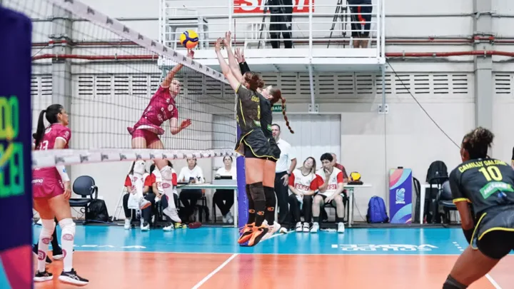 Jogadoras do Brasilia Volei W comemoram ponto decisivo no quinto set contra o Maringá W na Superliga Feminina 2024