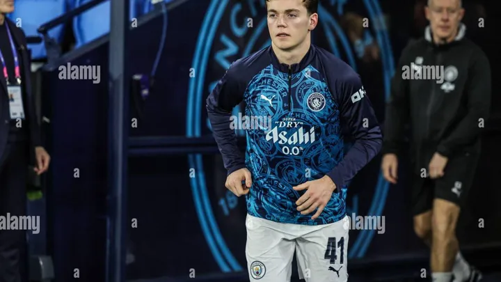 Sverre Halseth Nypan com a camisa do Manchester City e James Maddison com a do Tottenham em lances da Champions League 2026