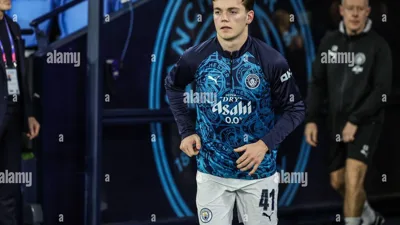Sverre Halseth Nypan com a camisa do Manchester City e James Maddison com a do Tottenham em lances da Champions League 2026