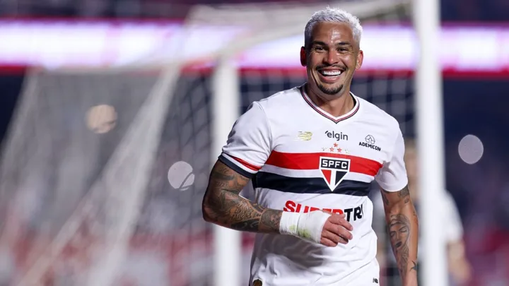 Luciano com a camisa do São Paulo e Carlos Eduardo com a camisa do Mirassol em campo no Brasileirão 2026