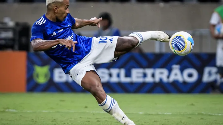Matheus Pereira com a camisa do Cruzeiro e Daniel com a camisa do CRB em lances do Brasileirão 2026