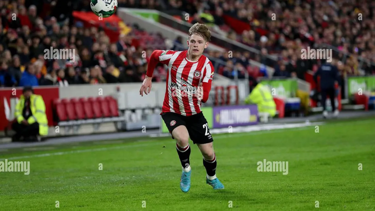 Keane Lewis-Potter com a camisa do Brentford e Douglas Teixeira com a camisa do Avaí, lado a lado