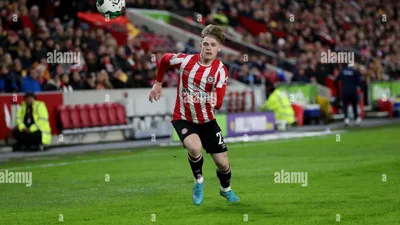 Keane Lewis-Potter com a camisa do Brentford e Douglas Teixeira com a camisa do Avaí, lado a lado