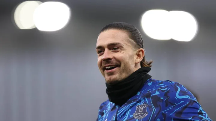 Jack Grealish com a camisa 18 do Everton conduzindo a bola em partida da Premier League 2025/26