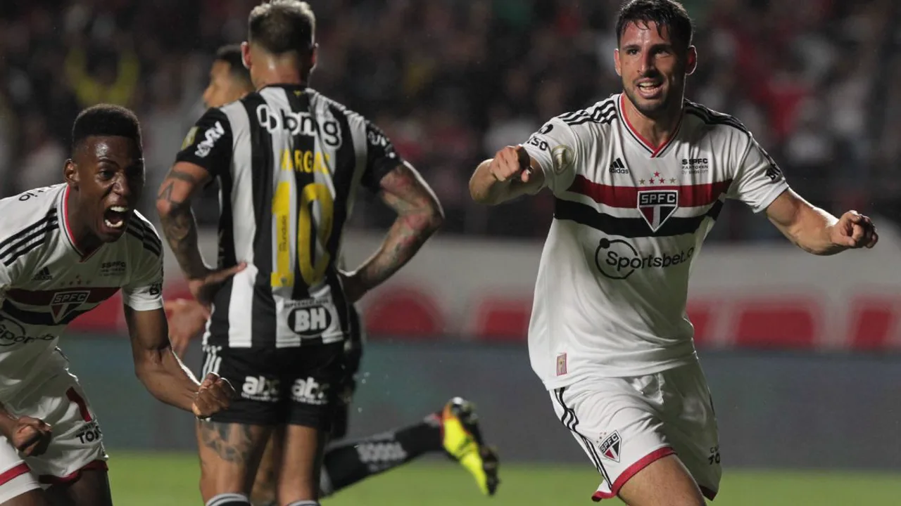 Calleri, centroavante argentino do São Paulo, comemorando gol no Brasileirão Série A 2026