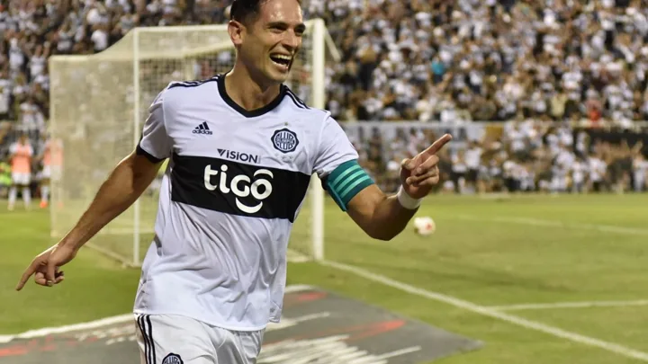 Roque Santa Cruz, atacante do Nacional, em ação na Copa Sudamericana 2026 com a camisa 24