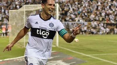 Roque Santa Cruz, atacante do Nacional, em ação na Copa Sudamericana 2026 com a camisa 24
