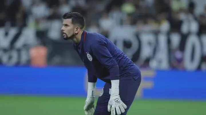 Marcos Felipe, goleiro do Bahia, posicionado sob as traves durante partida do Brasileirão Série A 2026