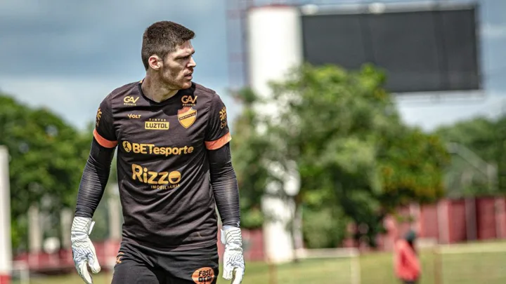 Mauricio Kozlinski, goleiro do Londrina, posicionado sob as traves durante partida da Série B 2026