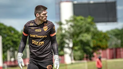 Mauricio Kozlinski, goleiro do Londrina, posicionado sob as traves durante partida da Série B 2026
