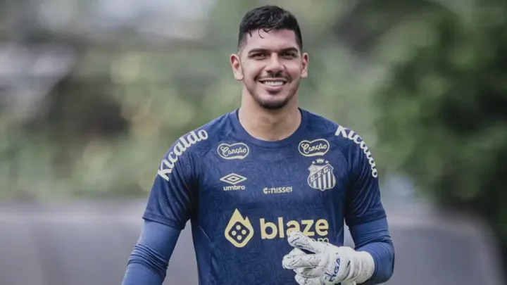 João Paulo, goleiro do Santos, em posição de defesa durante partida do Brasileirão Série A 2026