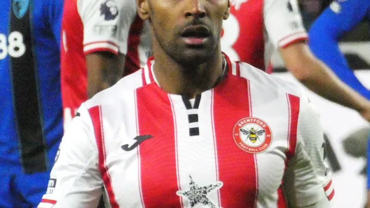 Rico Henry, lateral esquerdo do Brentford, com a camisa 3 durante partida da Premier League 2025/2026