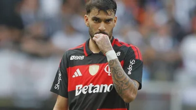 Danilo voltou sozinho no avião da CBF e o silêncio dos outros diz tudo