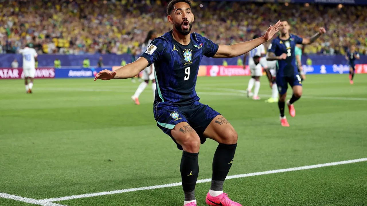 Endrick com a camisa da seleção brasileira olhando para o campo após eliminação na Copa do Mundo 2026
