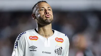 Neymar fez 4 jogos na Copa e os números revelam um camisa 10 partido ao meio