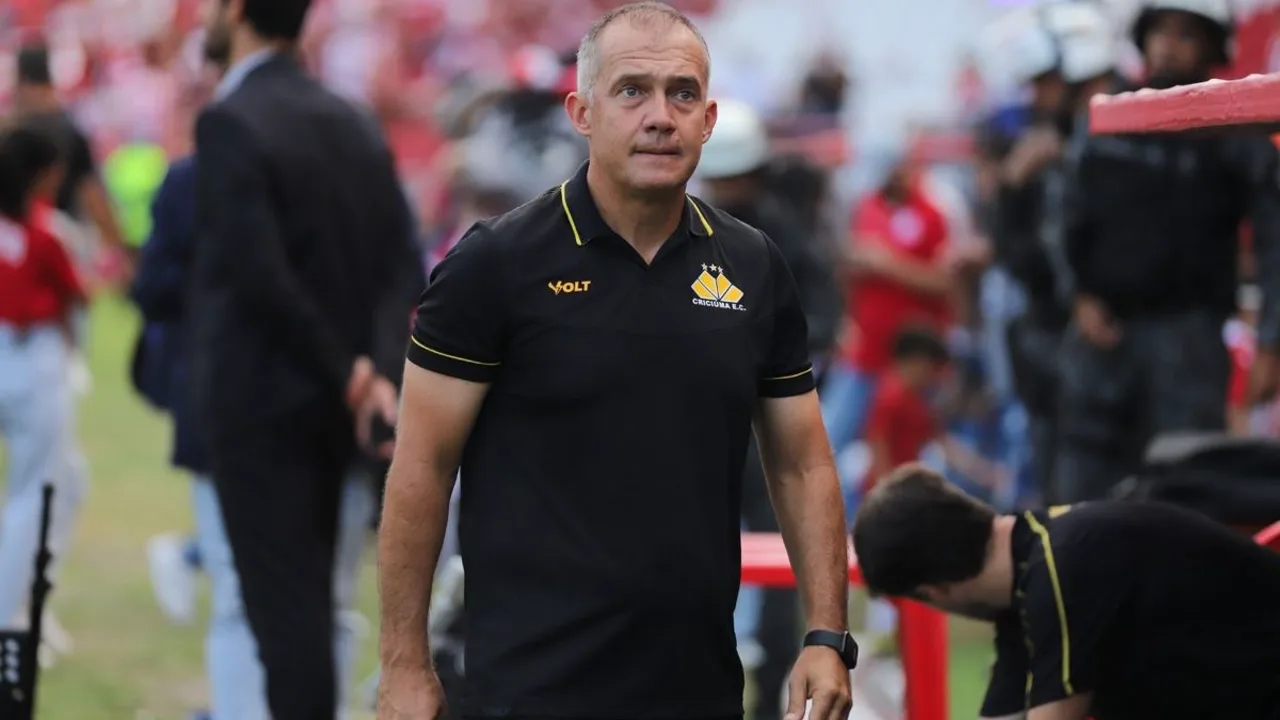 Eduardo Baptista, treinador do Criciúma, no banco de reservas durante o Brasileirão Série A de 2026