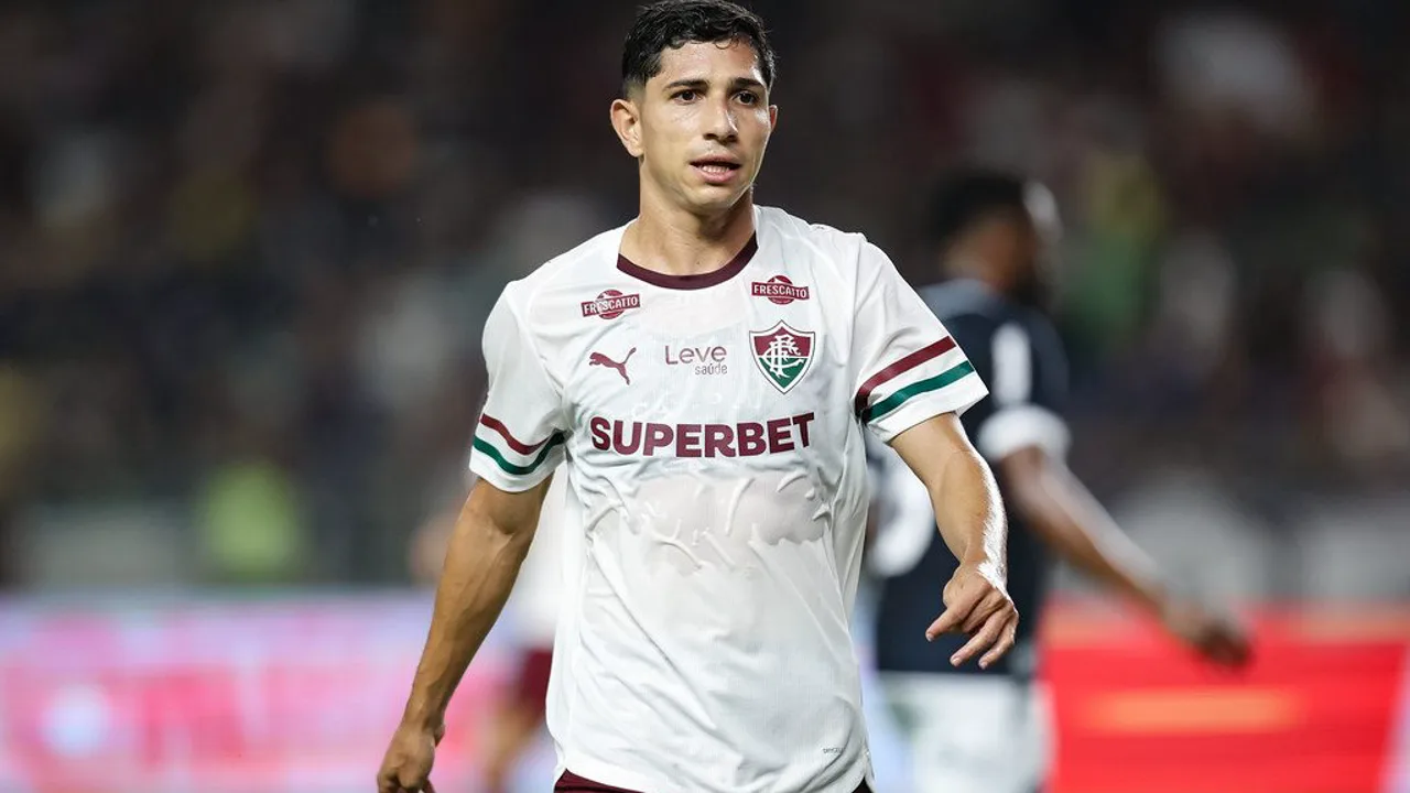 Jefferson Savarino pelo Fluminense e Jae-sung Lee pelo RB Bragantino em partidas do Brasileirão Série A 2026