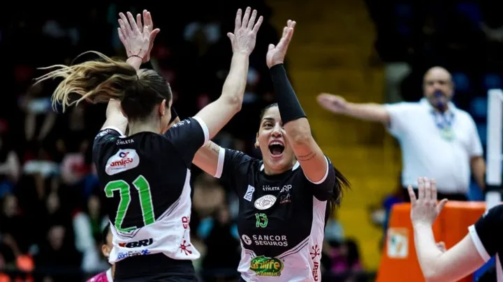 Jogadoras do Minas W e Mackenzie W disputam bola na Superliga Feminina em outubro de 2024