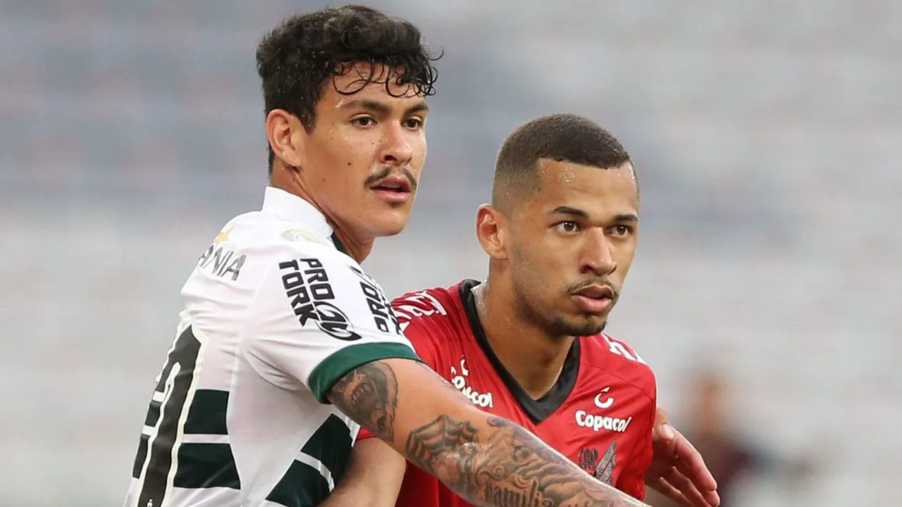 Fabinho, atacante do Coritiba, e Phillip Tietz, atacante do RB Bragantino, em lances do Brasileirão Série A 2026