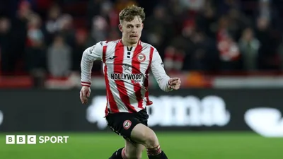Keane Lewis-Potter em ação pelo Brentford na Premier League e Douglas Teixeira com a camisa do Avaí no Brasileirão 2026