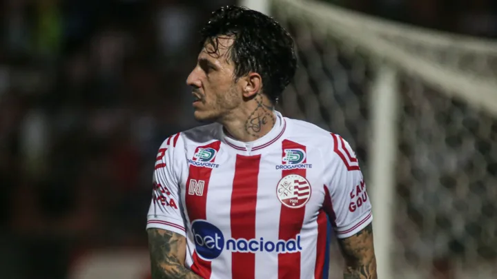 Jean Carlos, meia do Náutico, em ação durante partida do Brasileirão Série A 2026