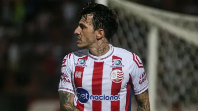 Jean Carlos, meia do Náutico, em ação durante partida do Brasileirão Série A 2026