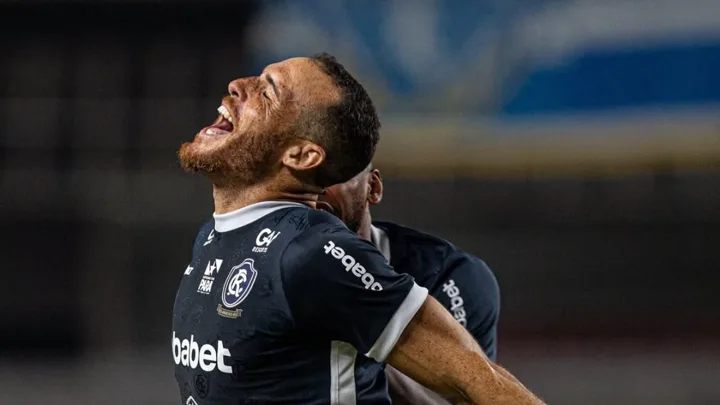 Pedro Castro, meia do CRB, com a camisa 21 durante partida do Brasileirão Série A 2026