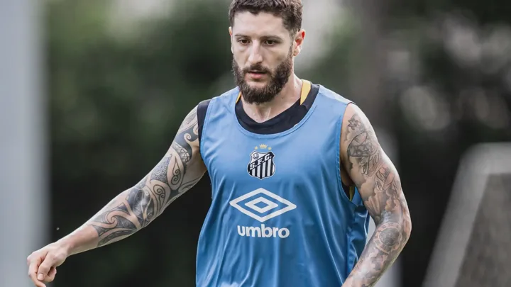 Zé Rafael, meia do Santos, com a camisa 6 em campo durante partida do Brasileirão Série A 2026