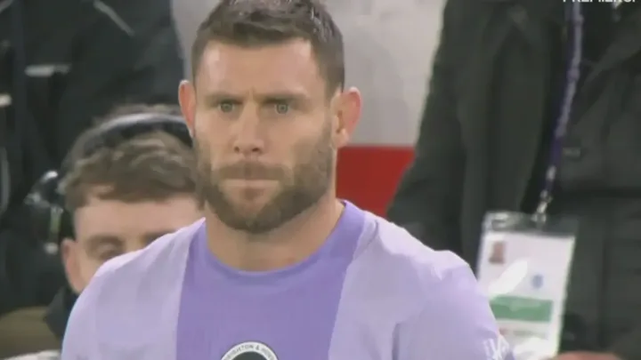 James Milner, meia do Brighton com a camisa 20, em ação na Premier League 2025/2026