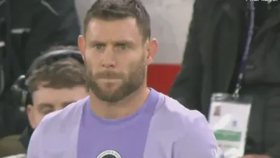 James Milner, meia do Brighton com a camisa 20, em ação na Premier League 2025/2026
