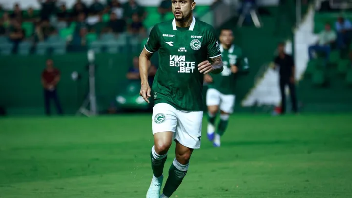 Wellington Rato, atacante do Goiás, em ação durante partida do Brasileirão Série A de 2026