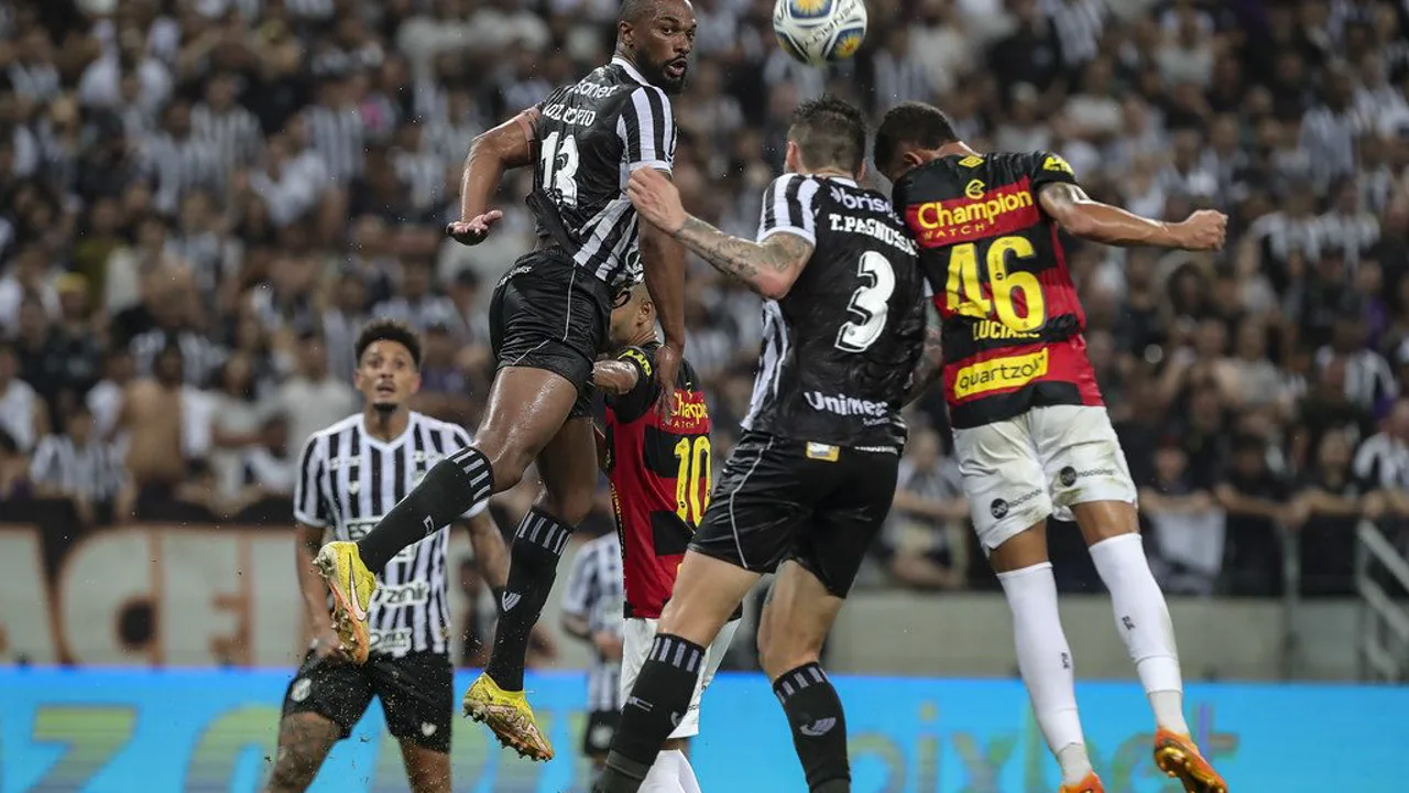 Jogadores do Fortaleza EC comemoram gol no Estádio Castelão durante partida do Brasileirão 2025 contra o Juventude