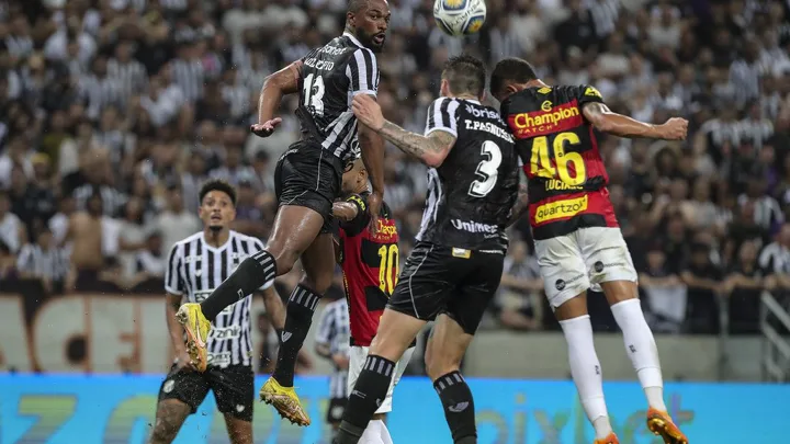 Jogadores do Fortaleza EC comemoram gol no Estádio Castelão durante partida do Brasileirão 2025 contra o Juventude