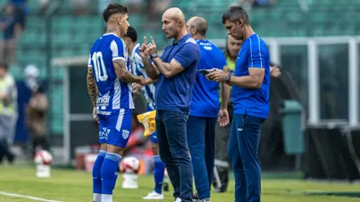 Cauan Felipe de Almeida, treinador do Avaí, observando o jogo na beira do campo durante a Série A 2026