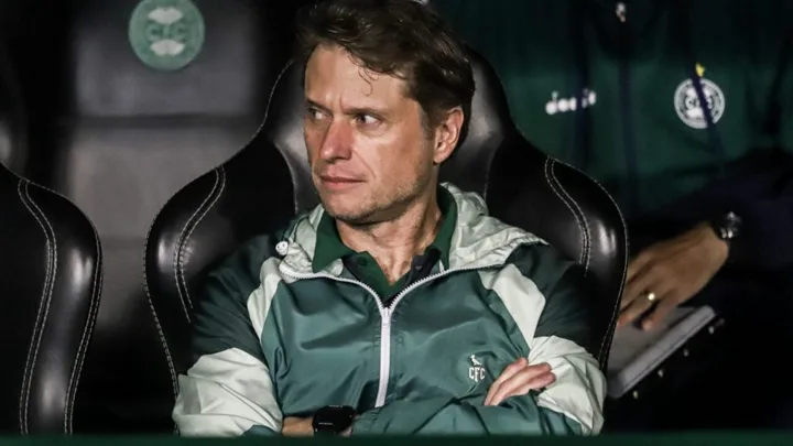 Fernando Seabra, treinador do Coritiba, orientando jogadores durante partida do Brasileirão Série A 2026