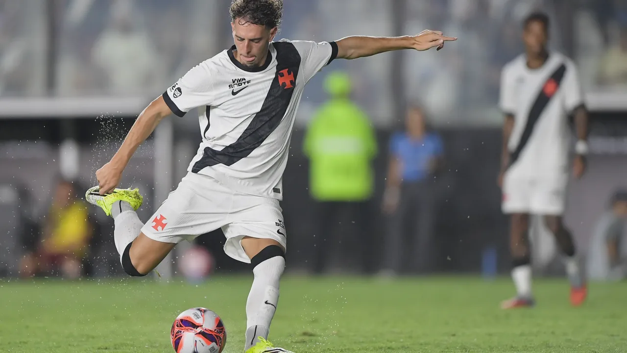 Nuno Moreira com a camisa do Vasco e Neto Pessoa com a camisa da Chapecoense, lado a lado no Brasileirão 2026