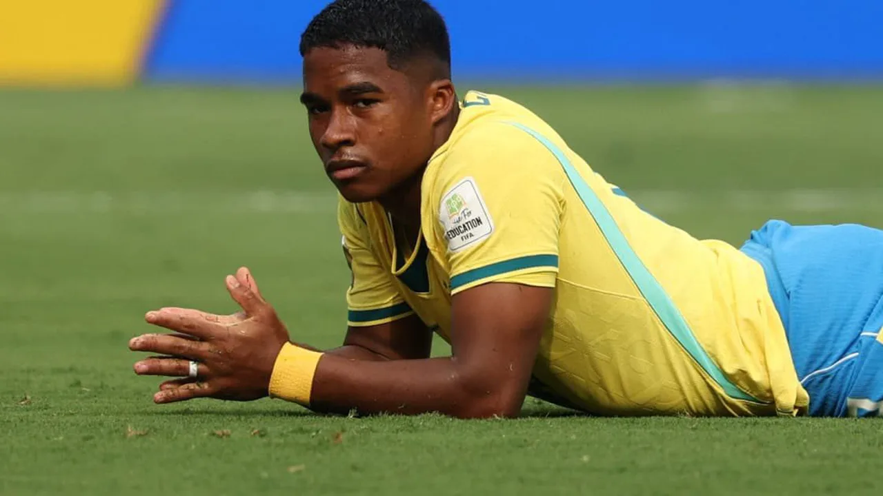 Jogadores jovens da Seleção Brasileira Sub-20 cabisbaixos após eliminação em campo