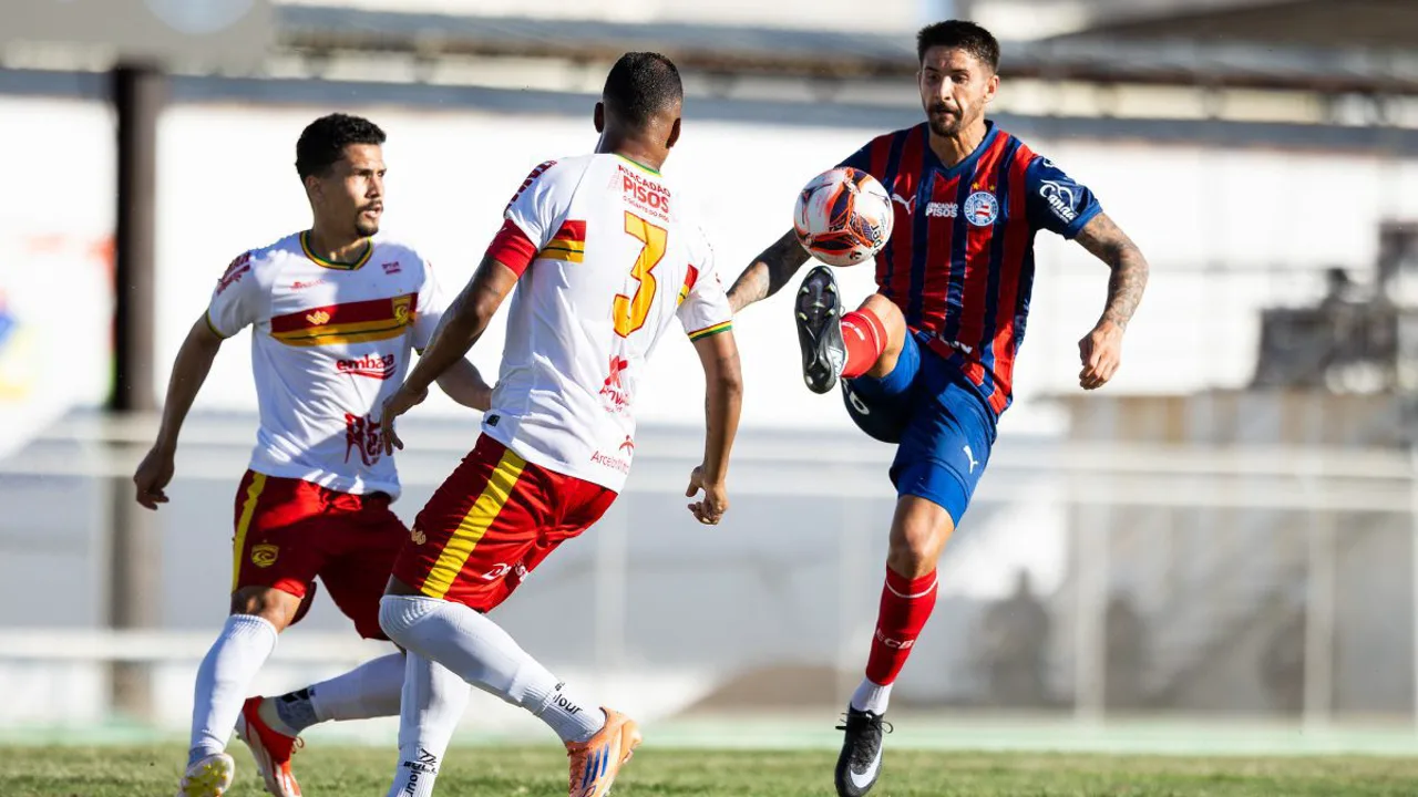 Everaldo (Bahia) e Rodrigo Rodrigues (Coritiba) em lances pelo Brasileirão Série A 2026, dois atacantes brasileiros