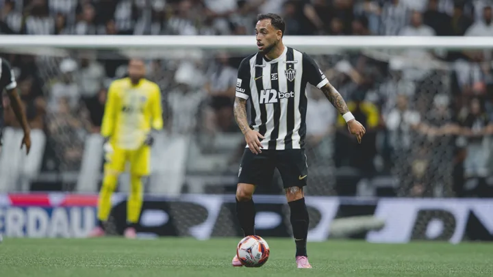 Maycon, meia do Atlético Mineiro com a camisa 8, disputando bola no meio-campo pelo Brasileirão Série A 2026