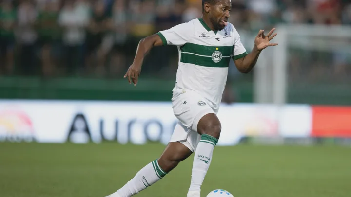 Tinga, zagueiro do Coritiba, em ação durante partida do Brasileirão Série A de 2026