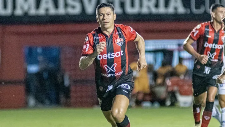 Osvaldo, atacante do Vitória, com a camisa 11 em campo no Brasileirão Série A 2026