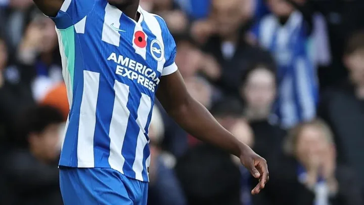 Solomon March, atacante do Brighton, em ação pela Premier League 2025/2026 com a camisa 7