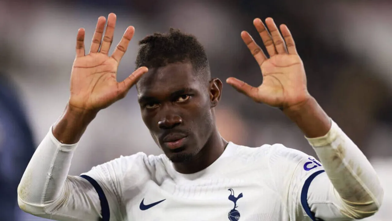 Yves Bissouma com a camisa 8 do Tottenham disputando bola no meio-campo da Premier League